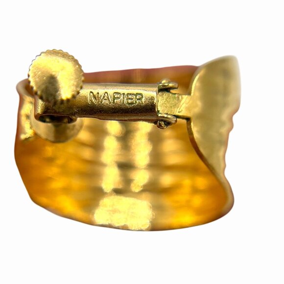 VINTAGE NAPIER GOLD TONE TEXTURED WIDE HOOP CLIP SCREW ON EARRINGS - Picture 4 of 5